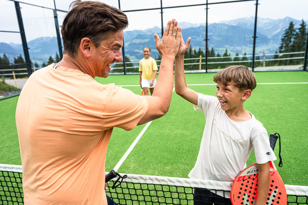 Padelplatz mit Verleih im Kinderhotel Allgäuer Berghof