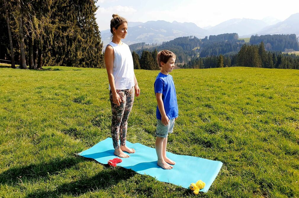 Aktiv sein mit der Yogaübung Vertrauen und Loslassen im Kinderhotel Allgäuer Berghof