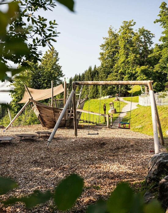 Piratenschiffsschaukel auf dem Spielplatz vom Kinderhotel Allgäuer Berghof