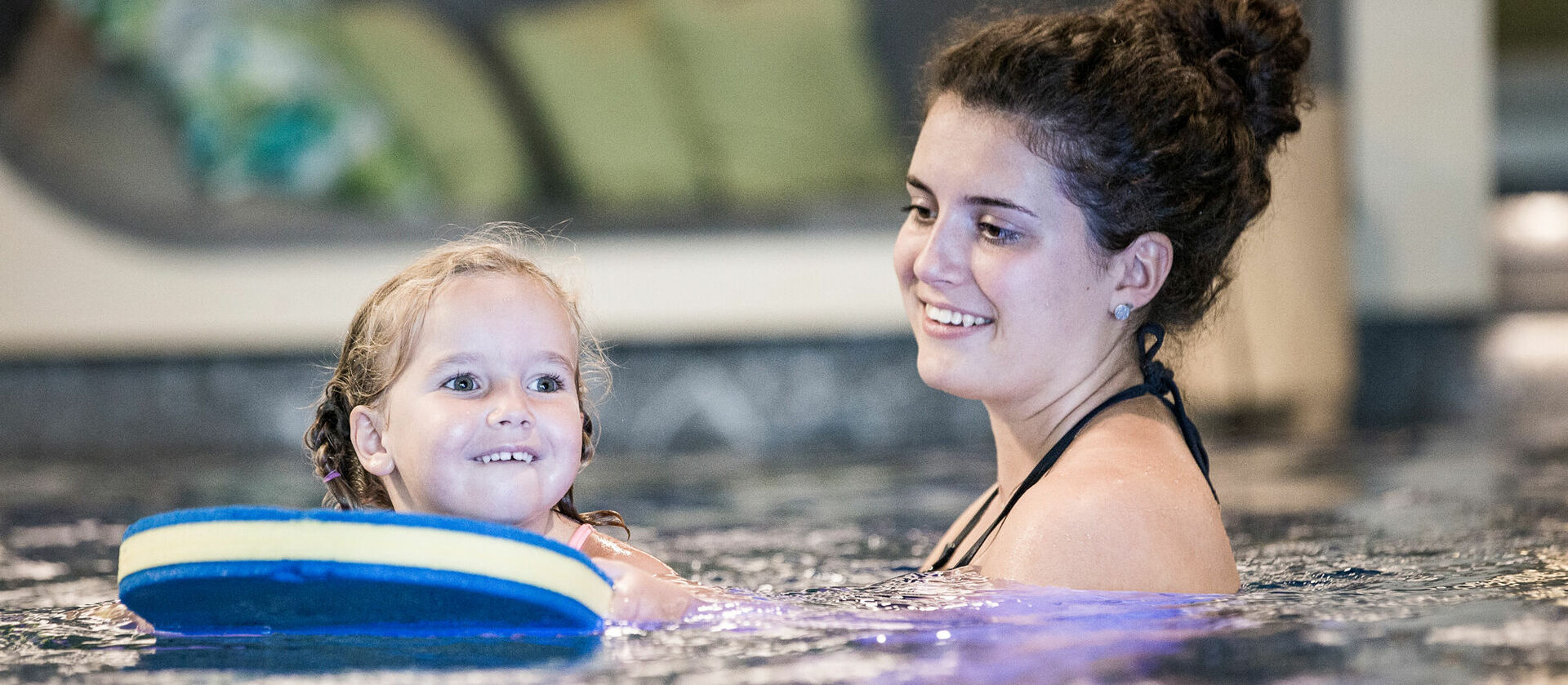 Pool mit Schwimmkurs für Kinder im Kinderhotel Allgäuer Berghof