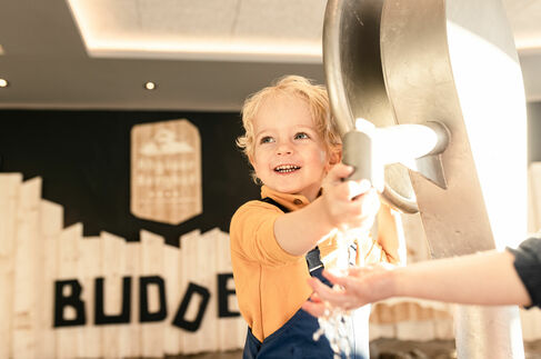 Indoor Spielplatz für Kinder mit Sandkasten im Kinderhotel Allgäuer Berghof