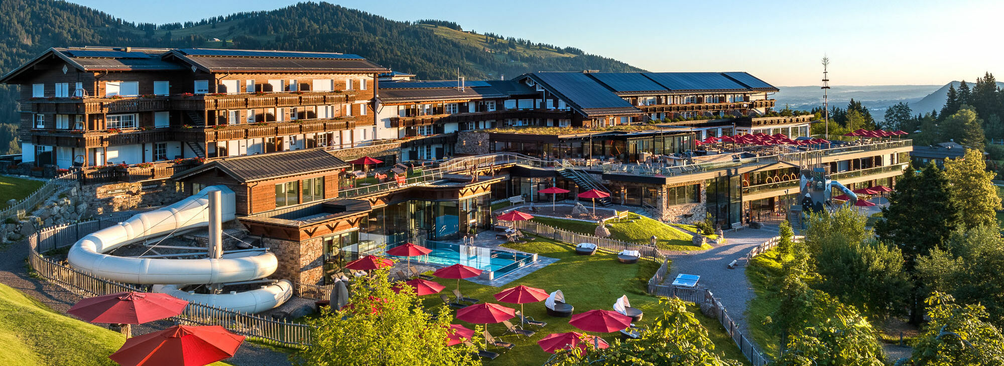 Hotelansicht am frühen Morgen vom Kinderhotel Allgäuer Berghof