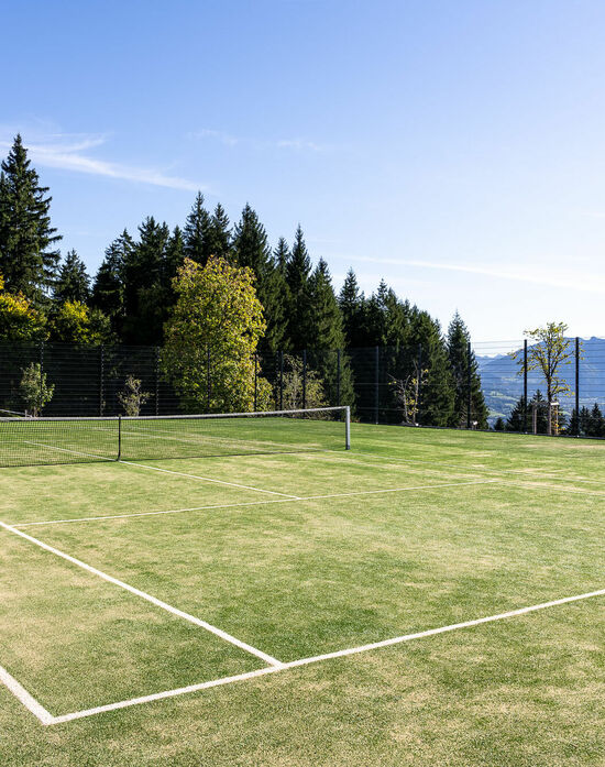 Tennisplatz mit Bergblick und Kunstrasen am Kinderhotel Allgäuer Berghof 