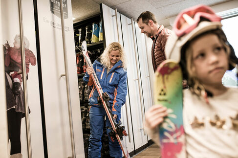 Skiverleih für Skiurlaub mit Kindern direkt an der Piste im Kinderhotel Allgäuer Berghof