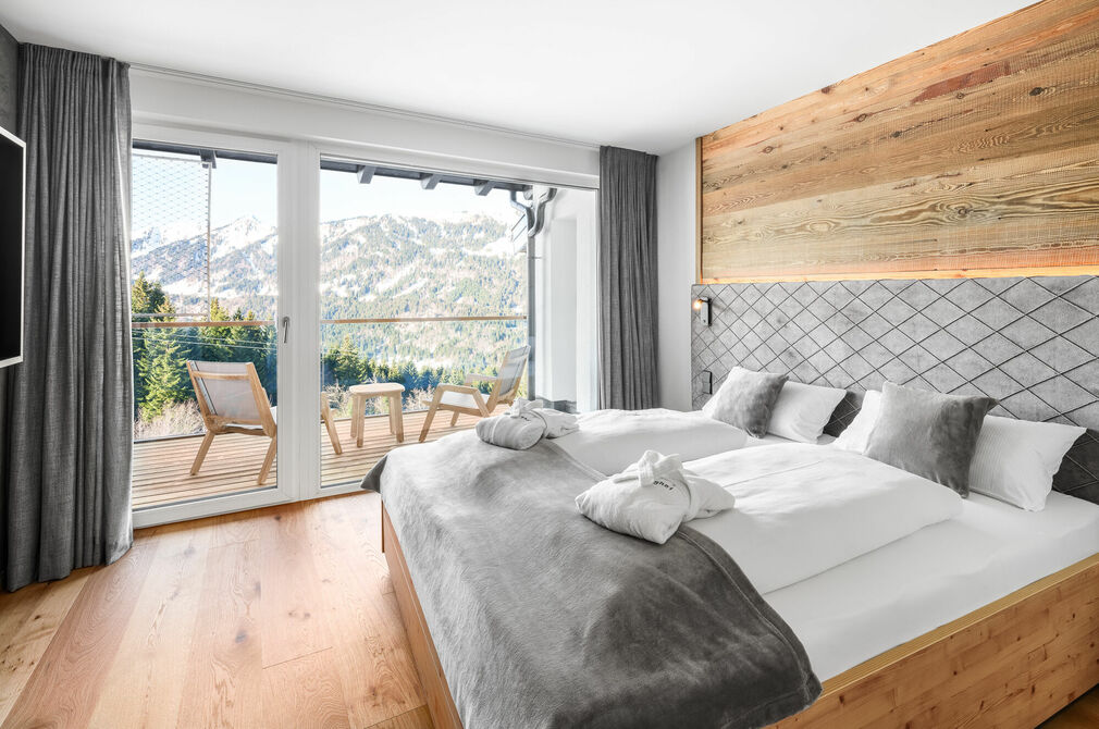 Kinderhotel Allgäuer Berghof – Schlafzimmer der Spass-Suite Froschi mit Blick auf die Allgäuer Alpen