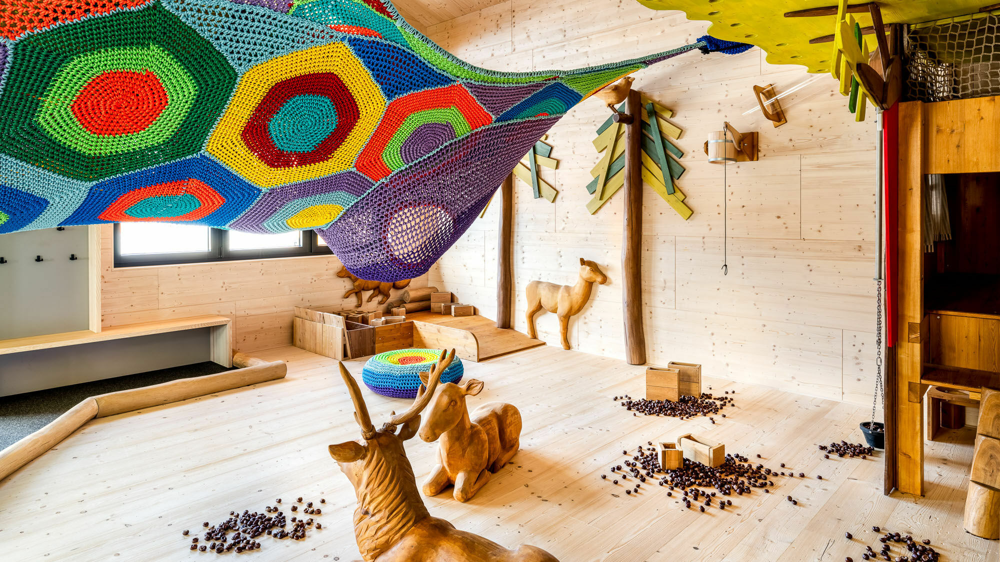Kletternetz und Spielplatz in der Spielscheune im Kinderhotel Allgäuer Berghof