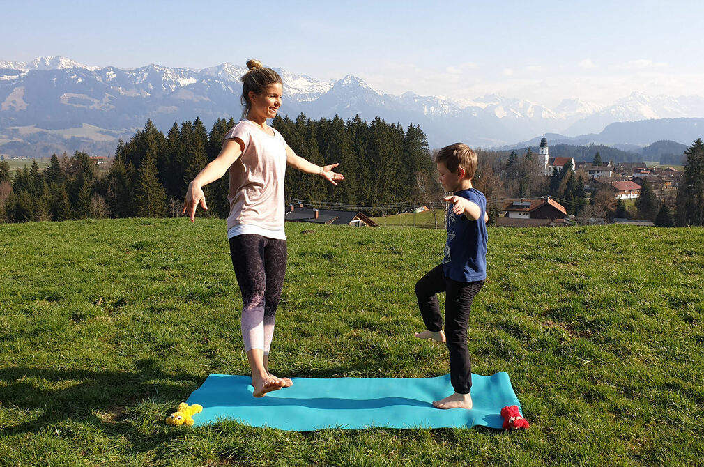 Aktiv sein mit der Yogaübung Hundeschütteln im Kinderhotel Allgäuer Berghof