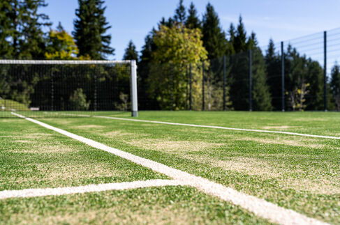 Moderner Tennisplatz mit Kunstrasen am Kinderhotel Allgäuer Berghof 