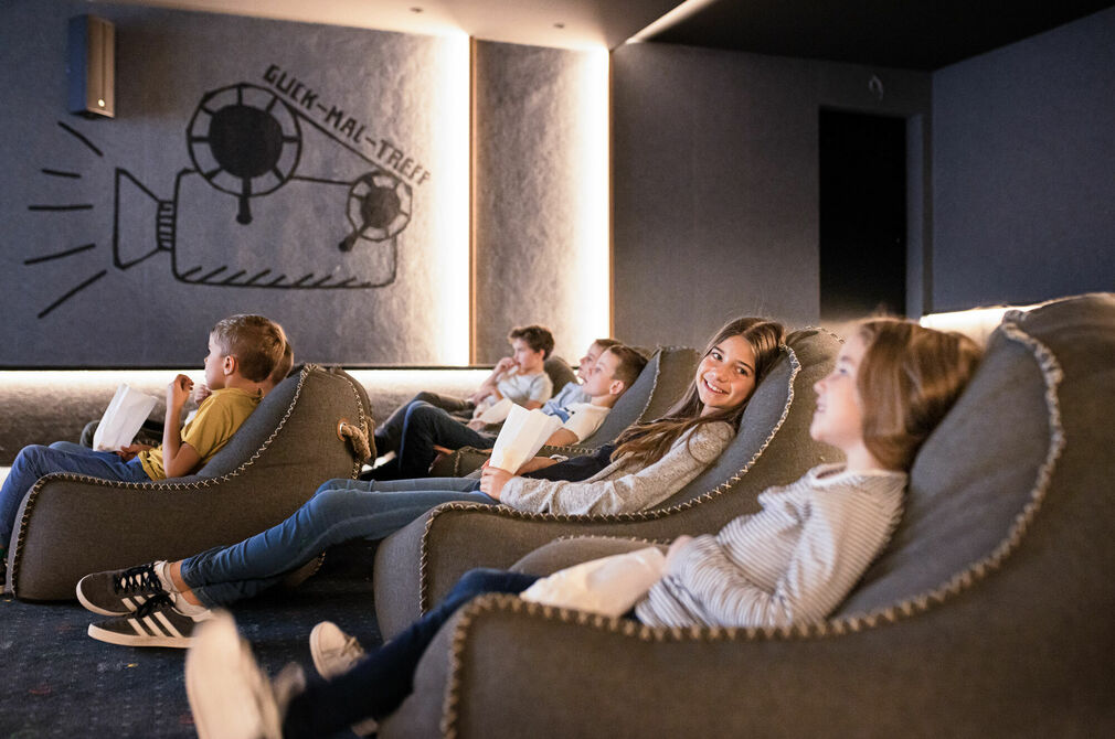 Familienprogramm im Kino im Kinderhotel Allgäuer Berghof