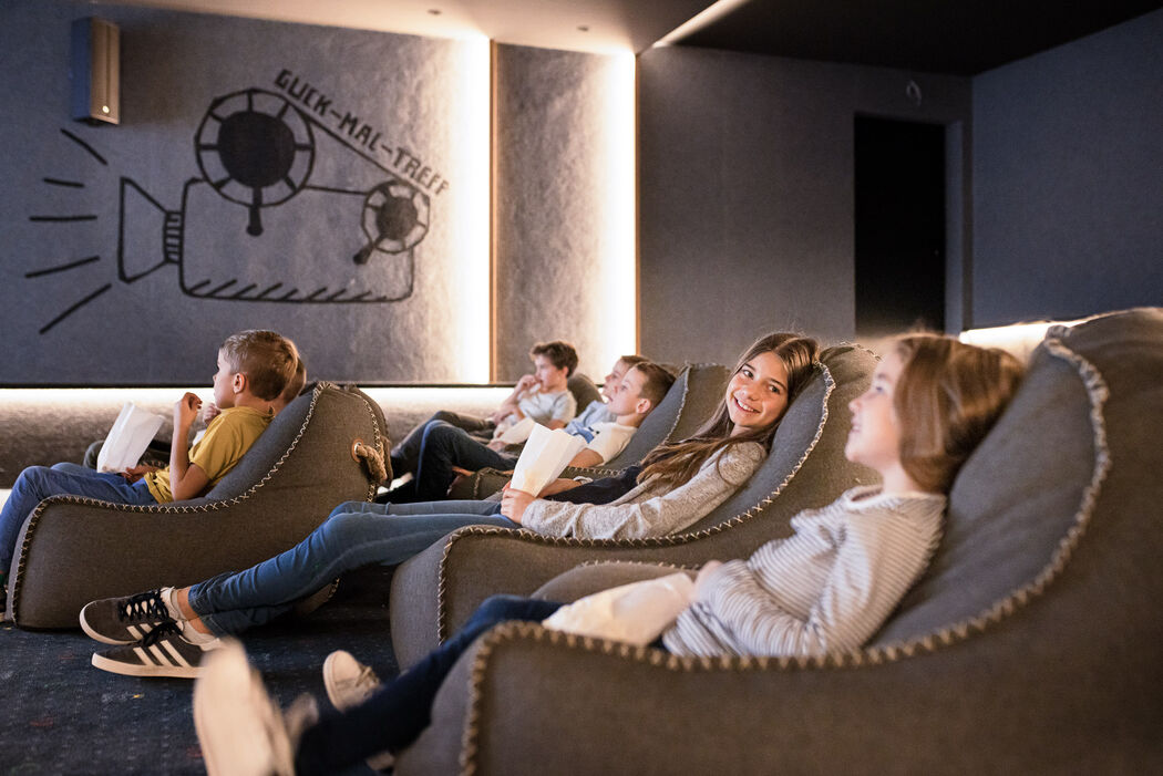 Familienprogramm im Kino im Kinderhotel Allgäuer Berghof