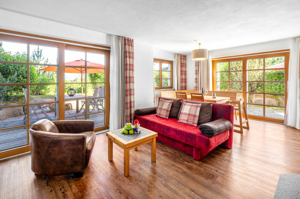 Kinderhotel Allgäuer Berghof – Wohnzimmer Familien-Chalet Edelweiss mit Blick auf die Allgäuer Alpen