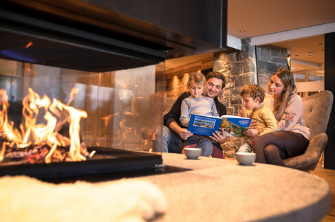 Familienzeit im Urlaub am Kamin im Kinderhotel Allgäuer Berghof