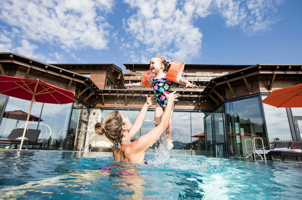 Außenpool für Badespaß im Sommer im Kinderhotel Allgäuer Berghof