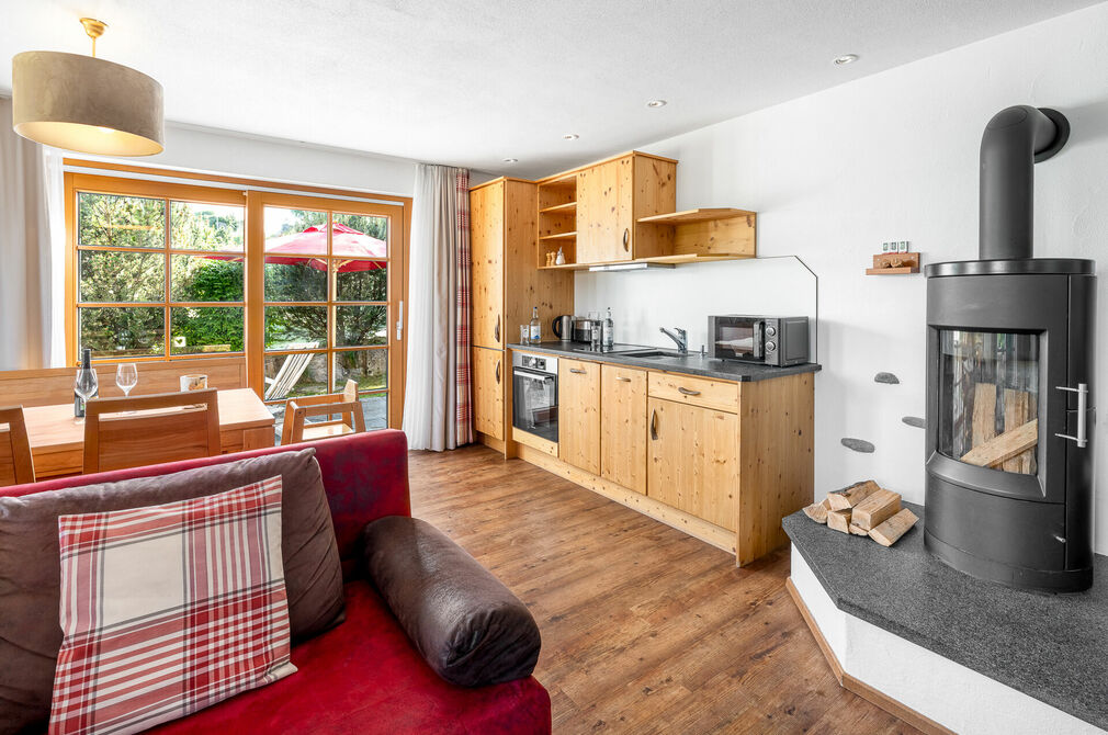 Kinderhotel Allgäuer Berghof – Küche Familien-Chalet Edelweiss mit Blick auf die Allgäuer Alpen