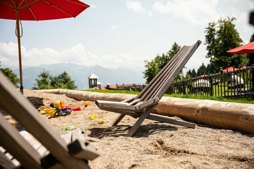 Spielplatz mit Sandkasten im Kinderhotel Allgäuer Berghof