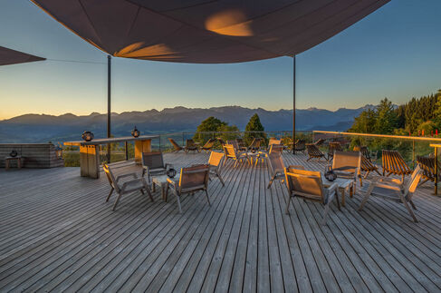 Auszeit erleben auf der Panoramaterrasse im Kinderhotel Allgäuer Berghof