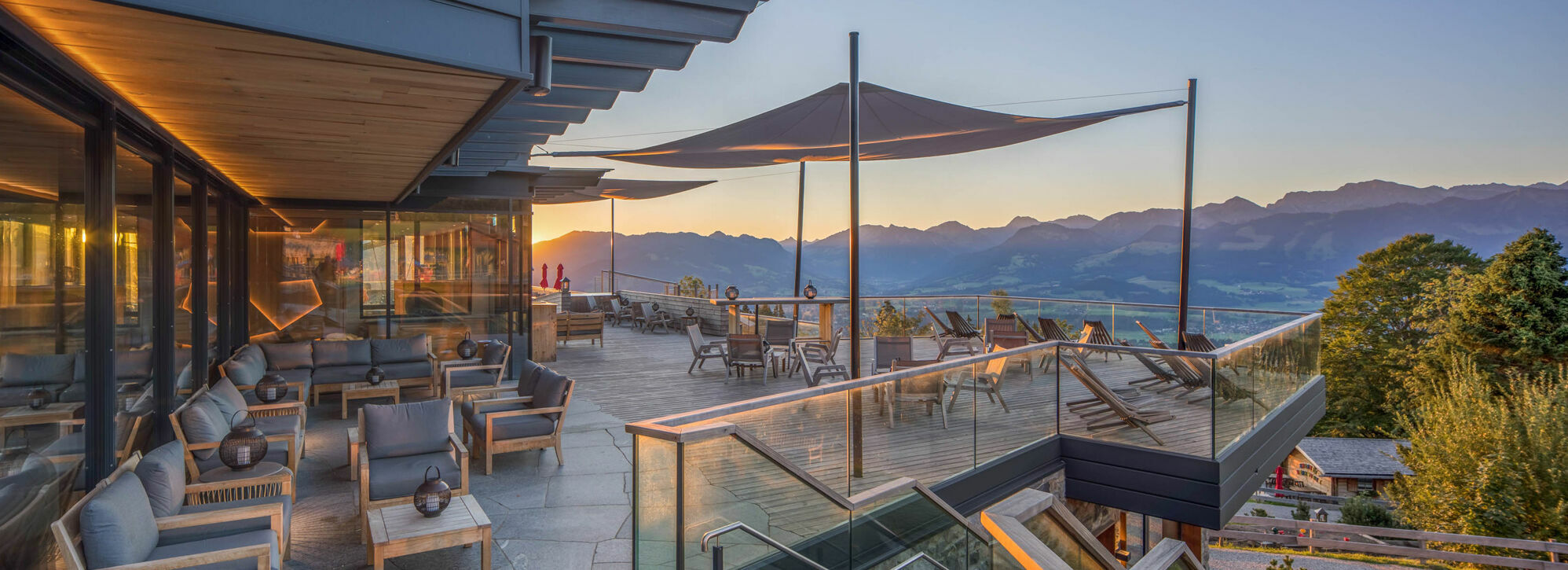 Schöne Urlaubszeit auf der Außenterrasse im Kinderhotel Allgäuer Berghof