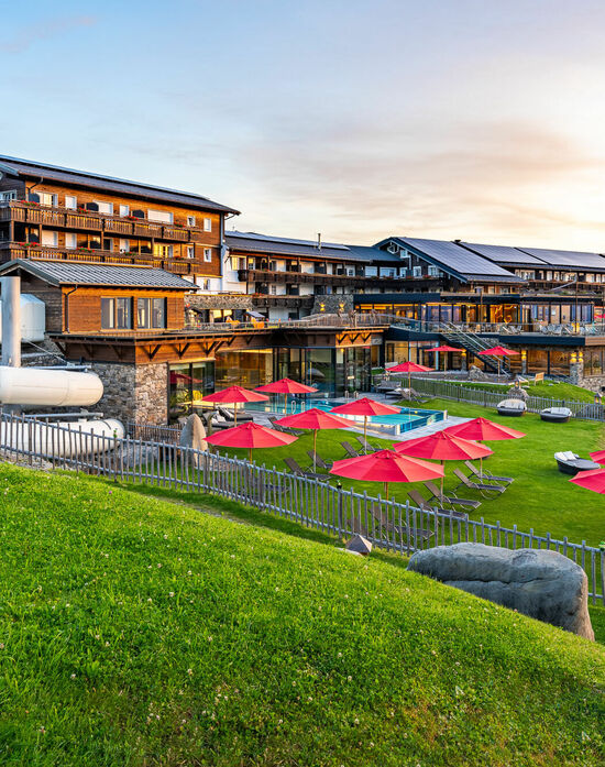 Schwimmbad mit Außenpool im Kinderhotel Allgäuer Berghof