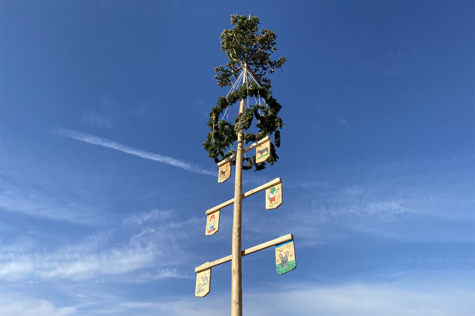 Maibaum - Kinderhotel Allgäuer Berghof Maibaumaufstellen im Kinderhotel Allgäuer Berghof