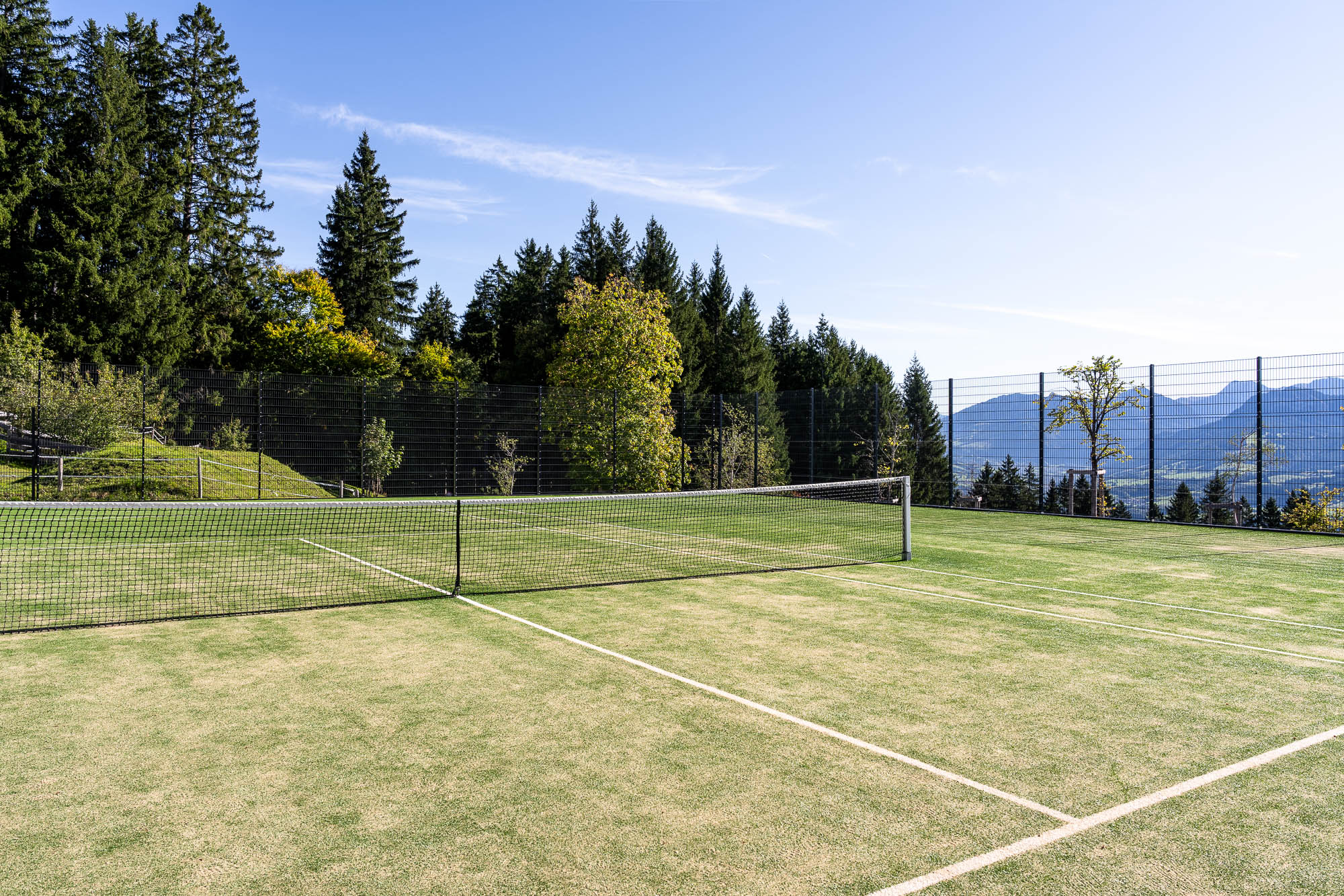 Familienhotel im Allgäu mit Tennisplatz - Kinderhotel Allgäuer Berghof Tennisplatz im Kinderhotel Allgäuer Berghof