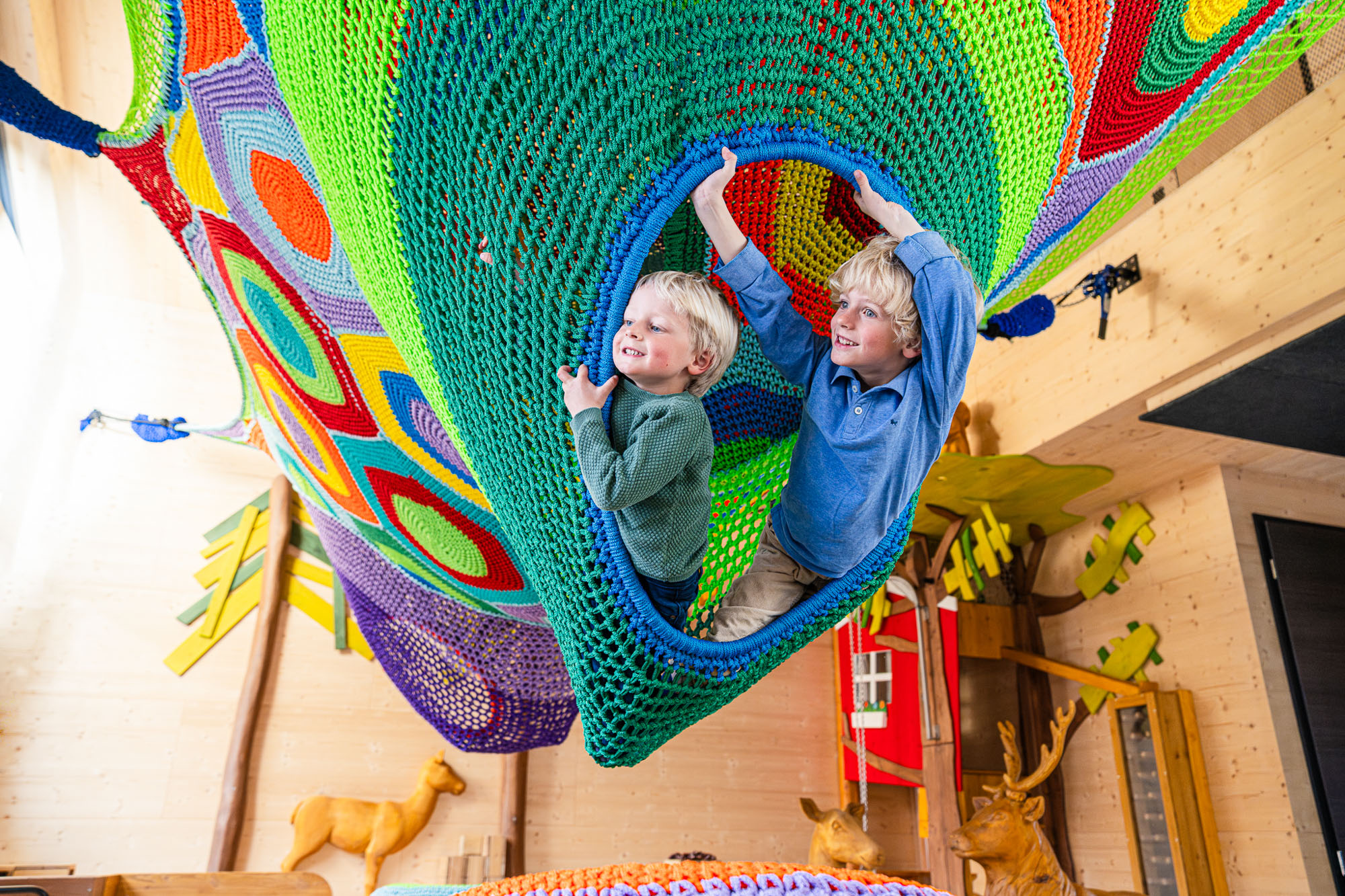 Kletternetz in der Spielscheune im Kinderhotel Allgäuer Berghof